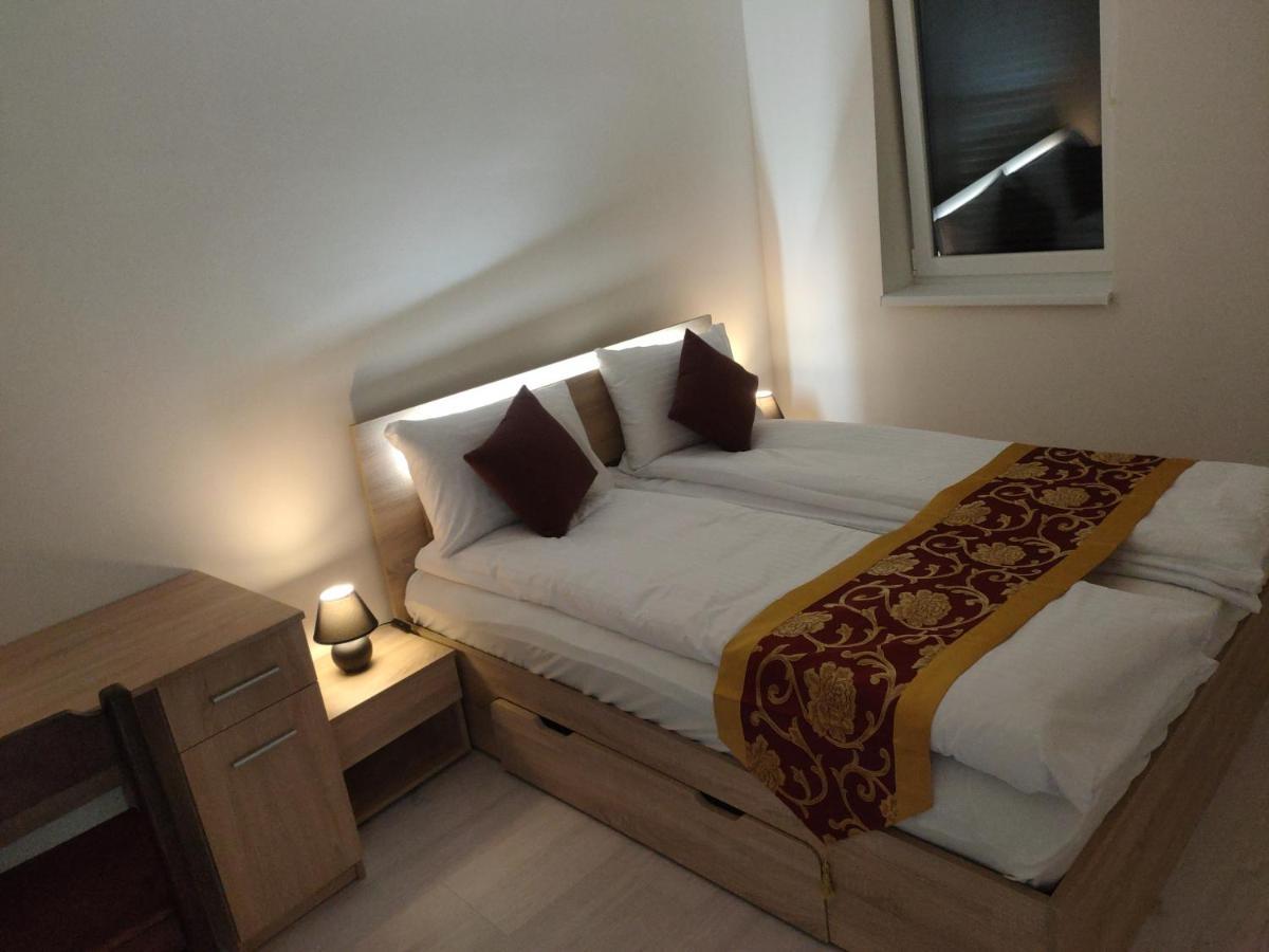 Hotel Sun-house Pension&restaurant -parkingfree- Praha