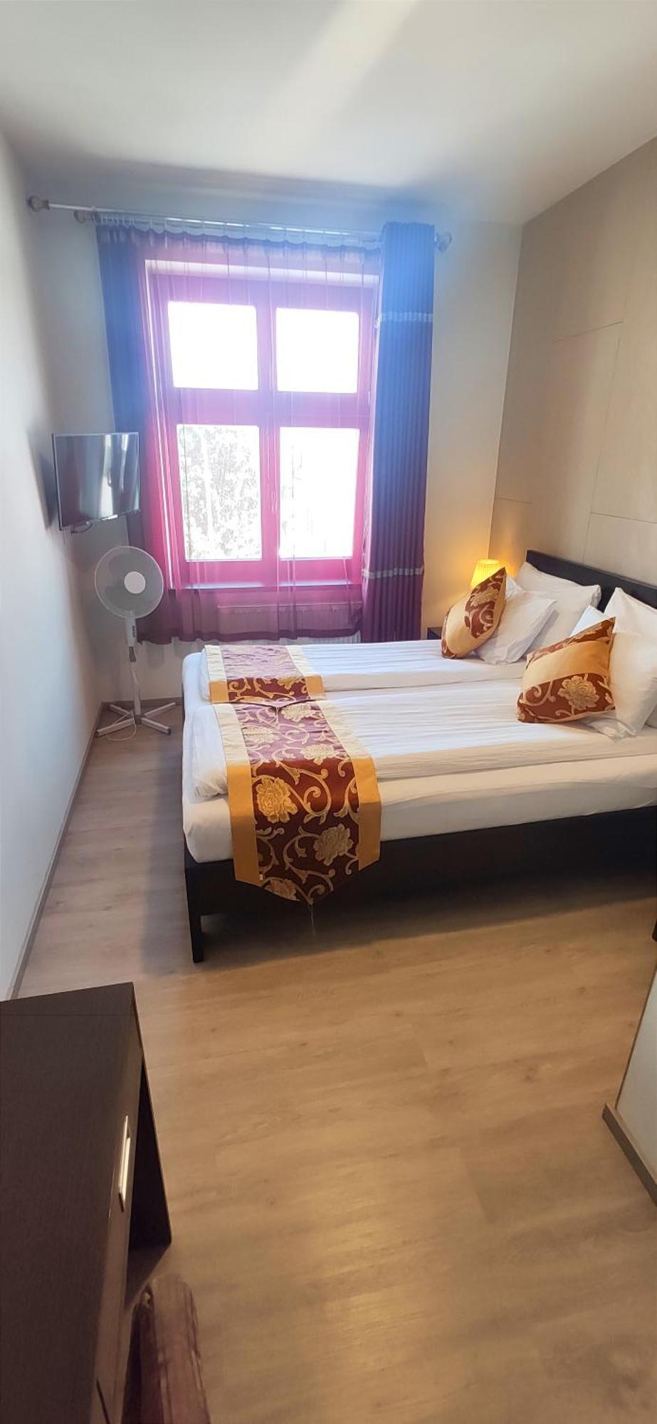 Sun-house Pension&restaurant -parkingfree- Praga